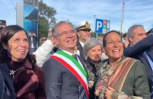 L’aeroporto Costa Smeralda (ri)battezzato con il nome di Karim Aga Khan: tenere lacrimucce della principessa Zahra colpita da tanto affetto