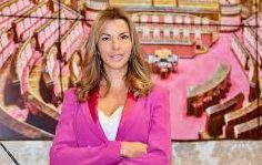 Un dilemma: comandare è meglio che f…, oppure bisogna comandare per f…? Quasi quasi, mi do alla  politica…