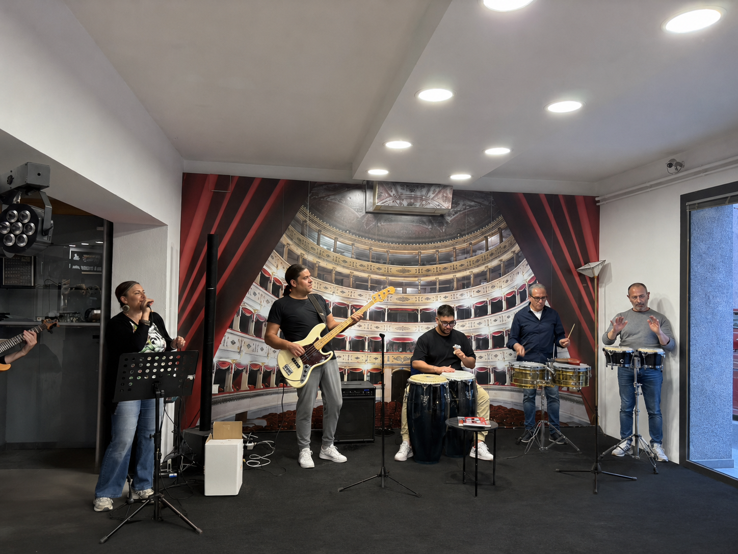 Un gioioso “amarcord”
tra amici a ritmo di musica, quella buona. Un assolo
a 360° di Fabio Fiorentino,
principe della batteria