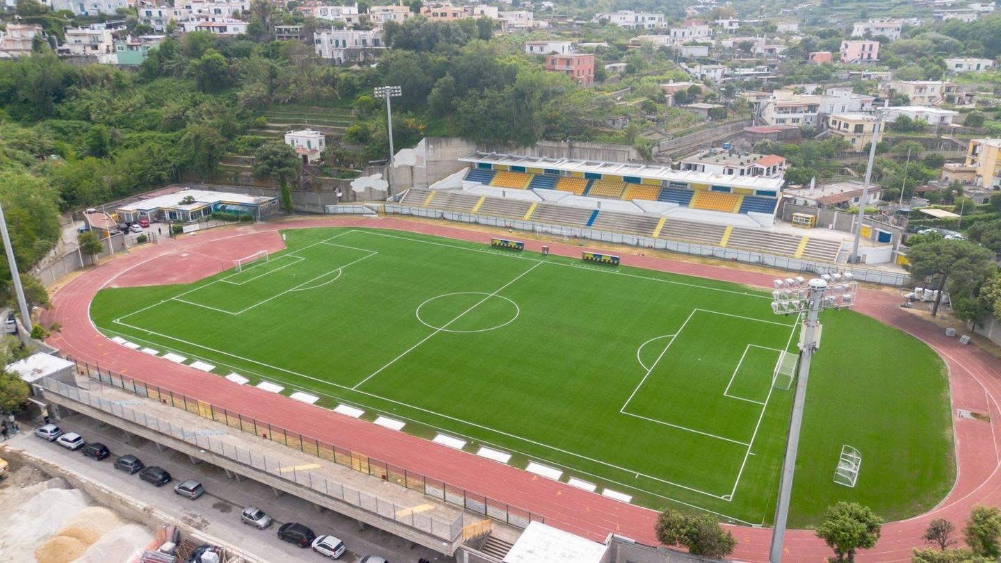 Serie D: proprio contro l’Olbia la tribuna dello stadio di Ischia riapre dopo due anni di inagibilità. Intanto Felleca (in attesa anche di… Corda) fa un’offerta ufficiale per acquisire il Foggia