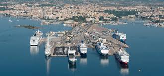 Porto di Olbia (5mila accessi di navi all’anno): via ai lavori per rimuovere gli accumuli
di sabba nel canale di accesso. Benefici per la stagione delle crociere