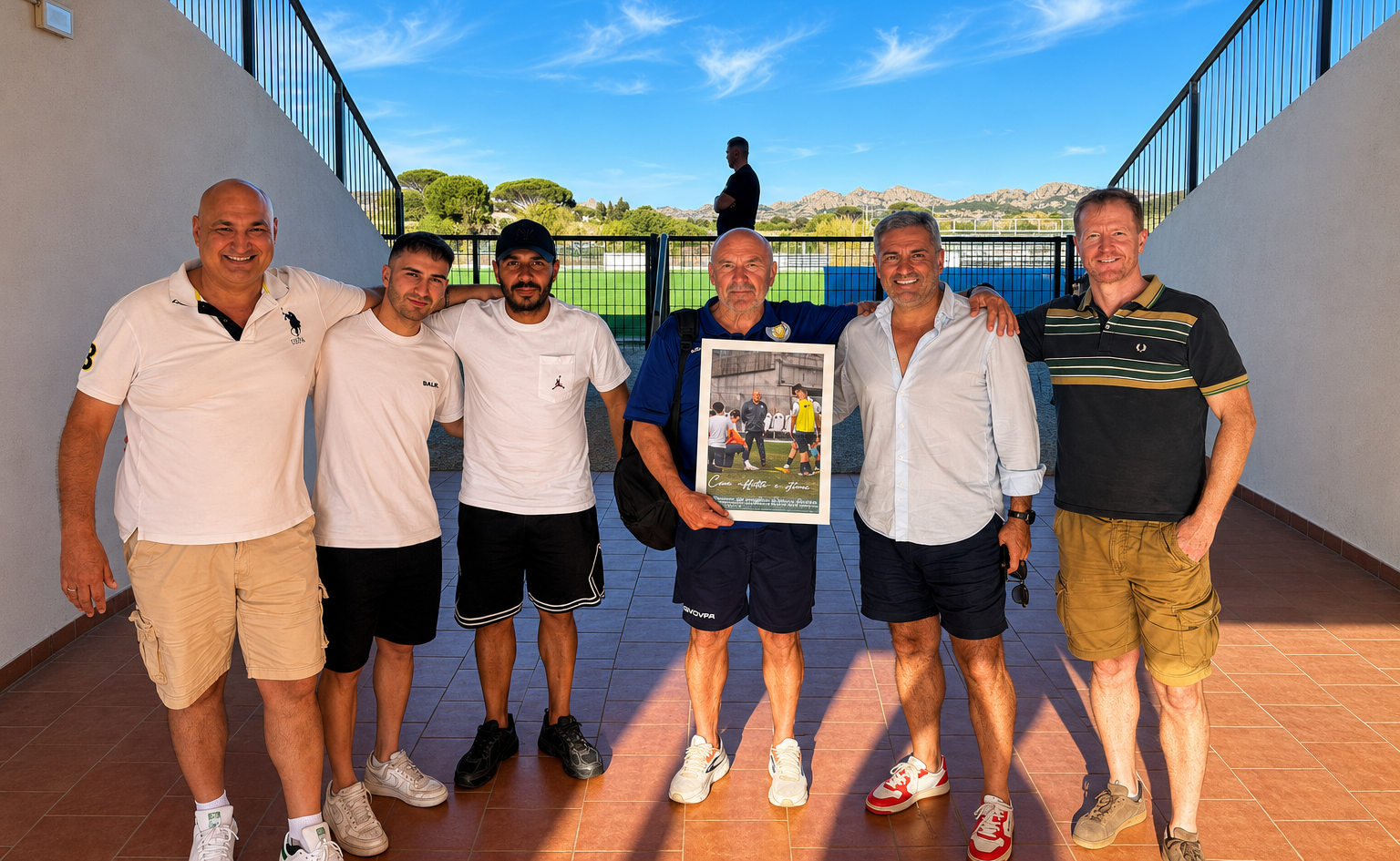 Ilvamaddalena in finale nazionale di Eccellenza: anche una… delegazione dell’Olbia abbraccia
l’ex Giancarlo Favarin e gli regala una foto ricordo