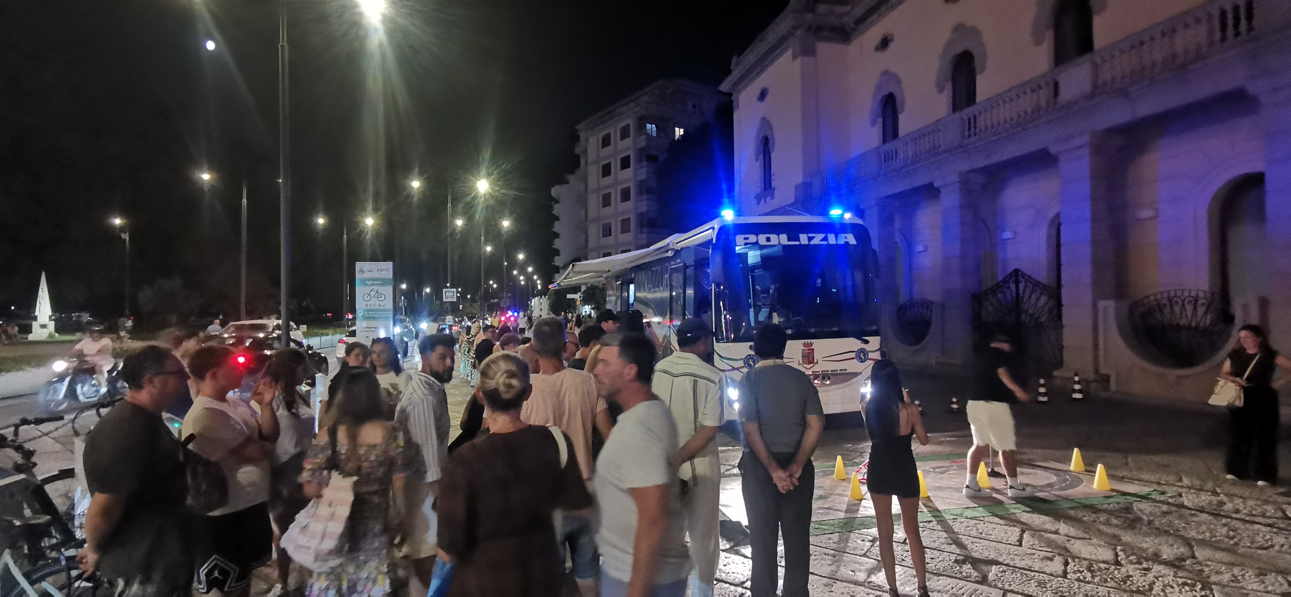 Sul pullman della Polizia lezioni dal vivo che insegnano ai giovani di  guidare con la testa e tornare a casa vivi