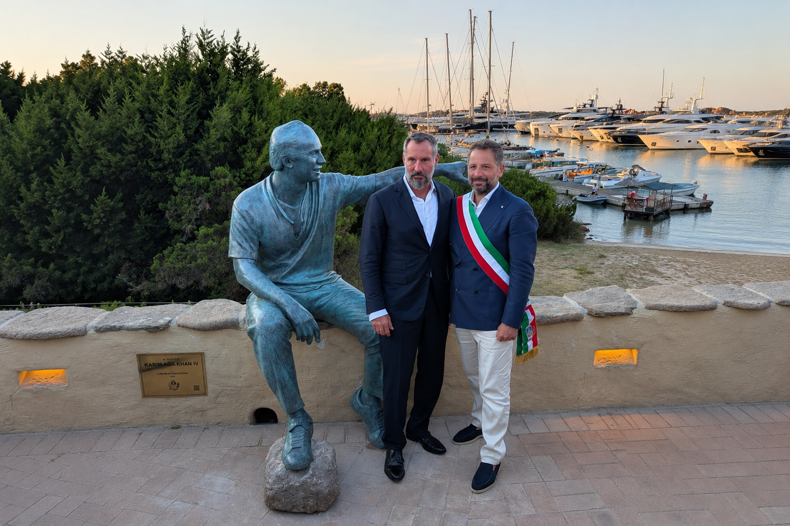 Porto Cervo, la mitica piazza e una scultura
per rendere “immortale” Karim Aga Khan IV. Presente la Todde, assente Nizzi (non invitato da Ragnedda)